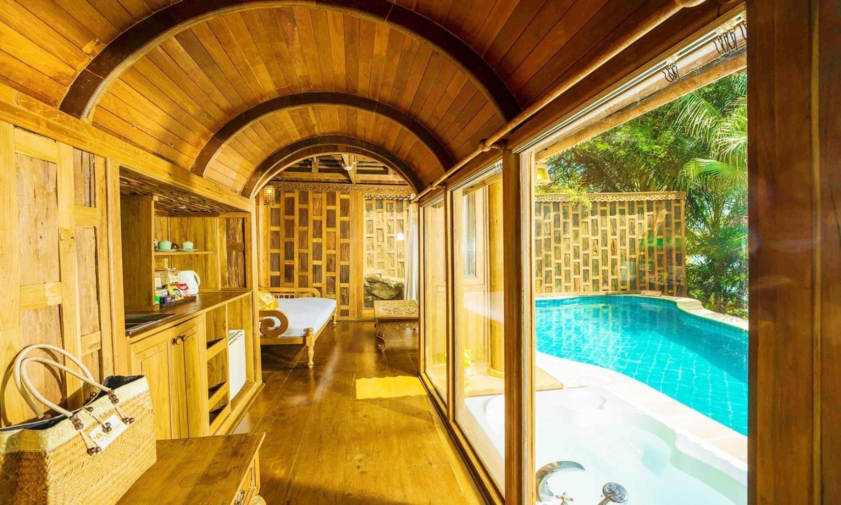 Santhiya Koh Phangan Resort And Spa 외부 사진 The interior of a villa at the resort